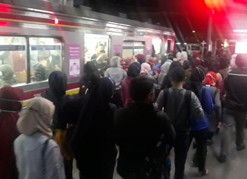 Kereta-kereta komuter dari Jakarta tampak dipadati penumpang sejak Kamis sore. Kepadatan semakin terasa seiringan datangnya malam. Foto: BeritaTrans.com dan Aksi.id/Bagas