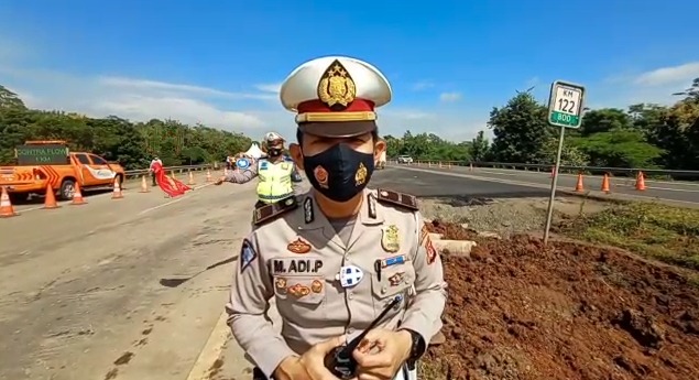 Petugas Polantas Polres Indramayu masih terus melanjutkan pengamanan tol Cipali Km 122. (Ist.)