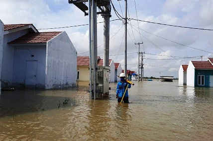 Petugas memeriksa jaringan kabel  dan gardu yang tergenang banjir. (Ist.)