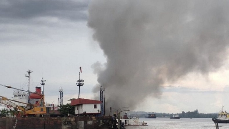 Kapal di sekitar galangan PT Barokah Perkasa, Kelurahan Pulau Atas, Kecamatan Sambutan, Samarinda, Kalimantan Timur terbakar dan meledak pada Kamis (11/2/2021). (Foto: Antara)