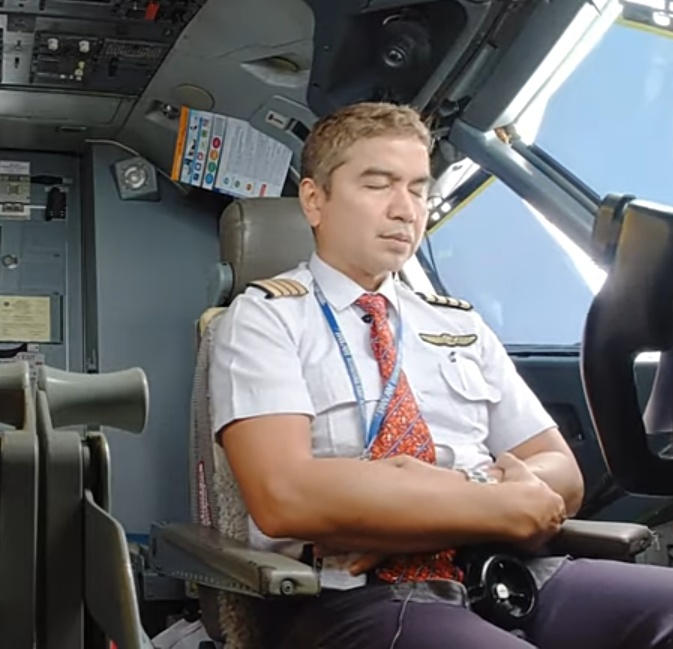 Capt. Ruud Van Pangemanan sedang salat di kokpit pesawat Lion Air. Foto: Youtube Captain Ruud Van Pangemanan