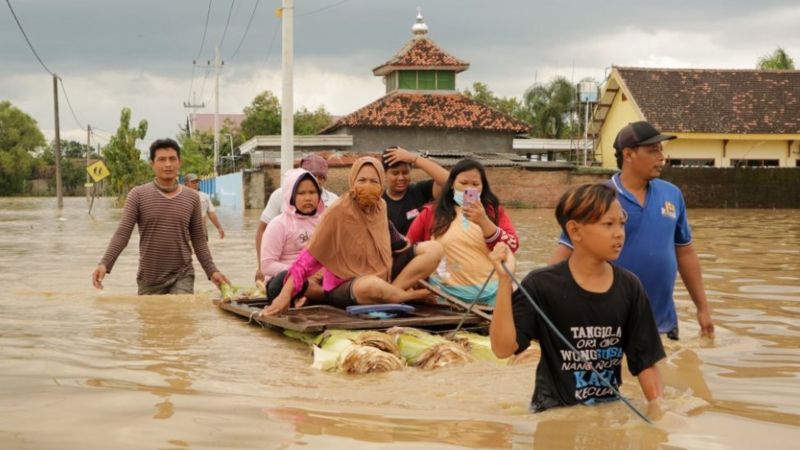 Warga menaiki sampan darurat saat banjir menggenangi Dusun Manisrenggo, Desa Gondangmanis, Kecamatan Bandar Kedungmulyo, Kabupaten Jombang, Jawa Timur, Jumat (05/02) ANTARA FOTO/SYAIFUL ARIF
