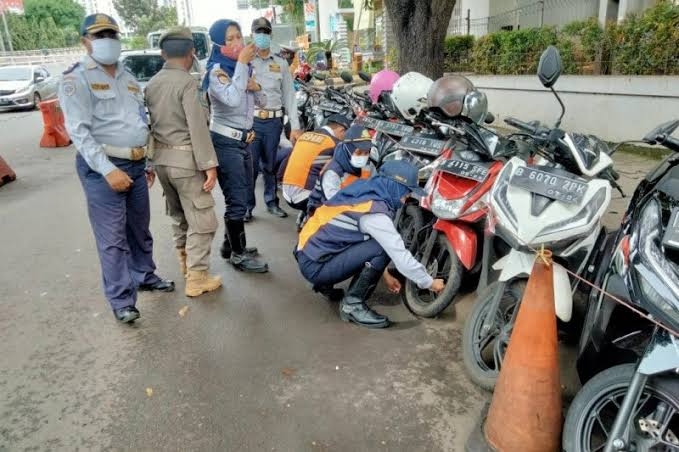 Ratusan motor terkena operasi cabut pentil di Kalibata, Jakarta Selatan. Foto: Okezonenews.com