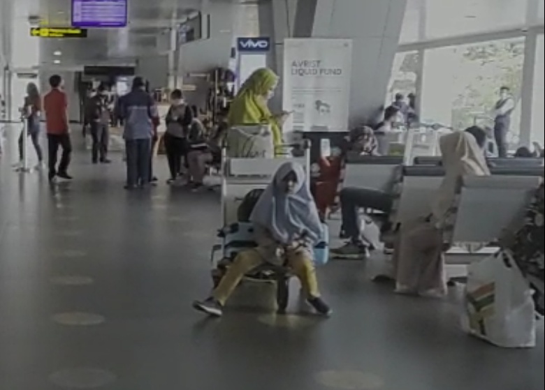 Traveler saat Imlek di Bandara Husein Sastranegara.