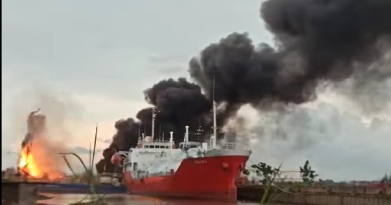 Kapal tanker yang sedang sandar meledak di galagan Samarinda (foto:fb suara pelaut Indonesia) 