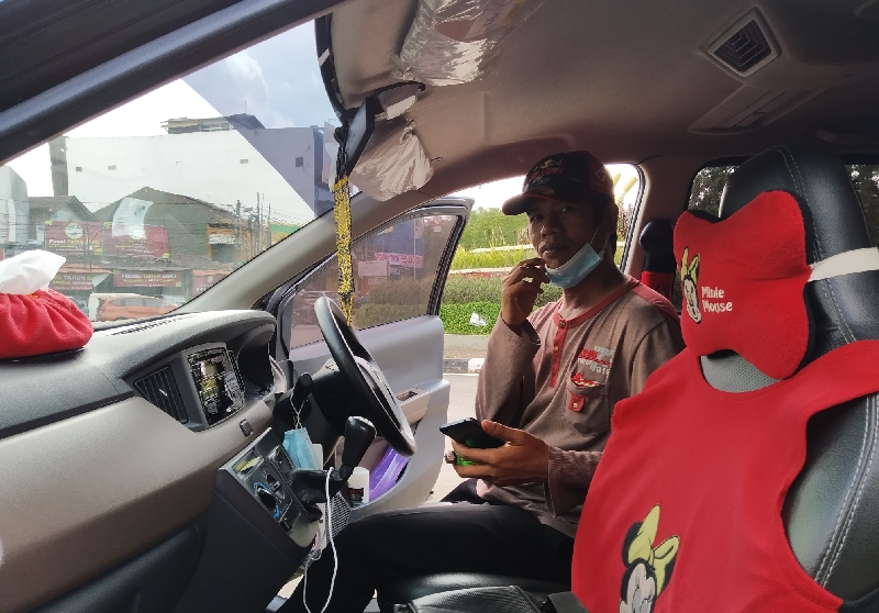 Udin, driver taksi online di Bekasi. (foto:dokBeritaTrans.com/ahmad) 