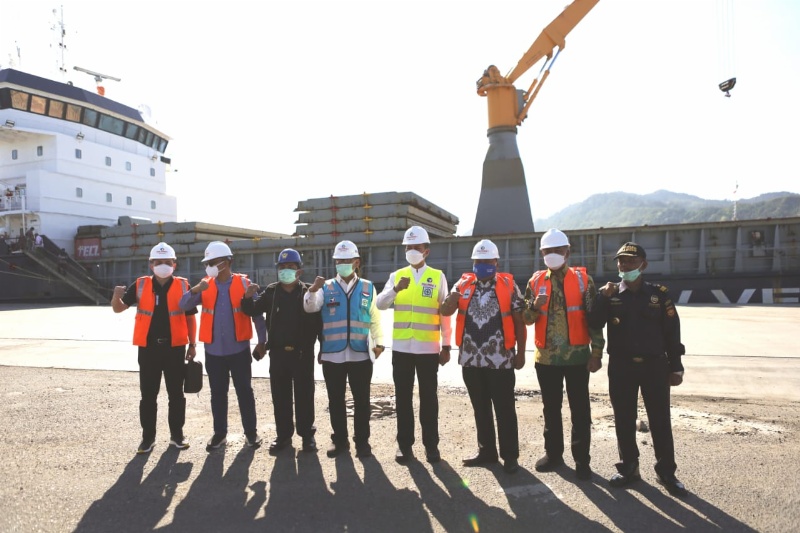 Wagub Sumatera Urara Musa Rajeksha dan GM Pelindo I cabang Sibolga M. Eriansyah beserra stakholder terkait melepas ekspor plywood ke Belgia dan Inggris dari Pelabuhan Sibolga, Sumut (Peindo I)