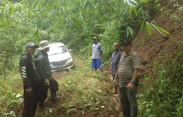 Mobil Avanza dengan nomor polisi Z 1167 LD, yang tersesat di hutan Gunung Putri Majalengka Jawa Barat.((Kompas.com/ALWI))