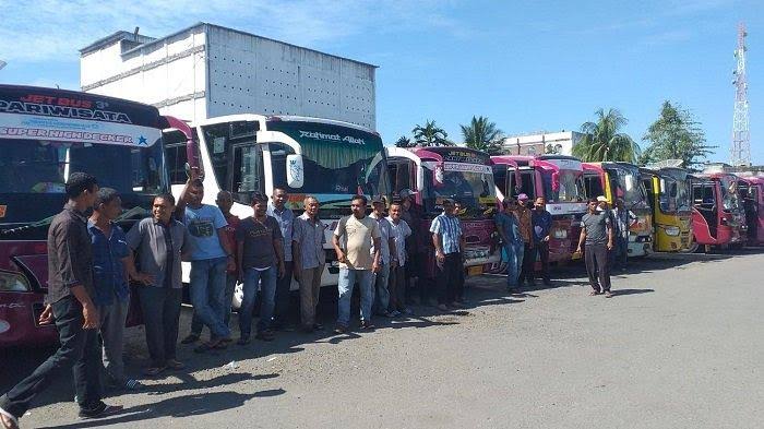 Sejumlah pengemudi angkutan umum  bus berbadan ramping melakukan unjuk rasa di kompleks terminal Bireuen, Jumat (12/2/2021). Foto: Serambinews.com.