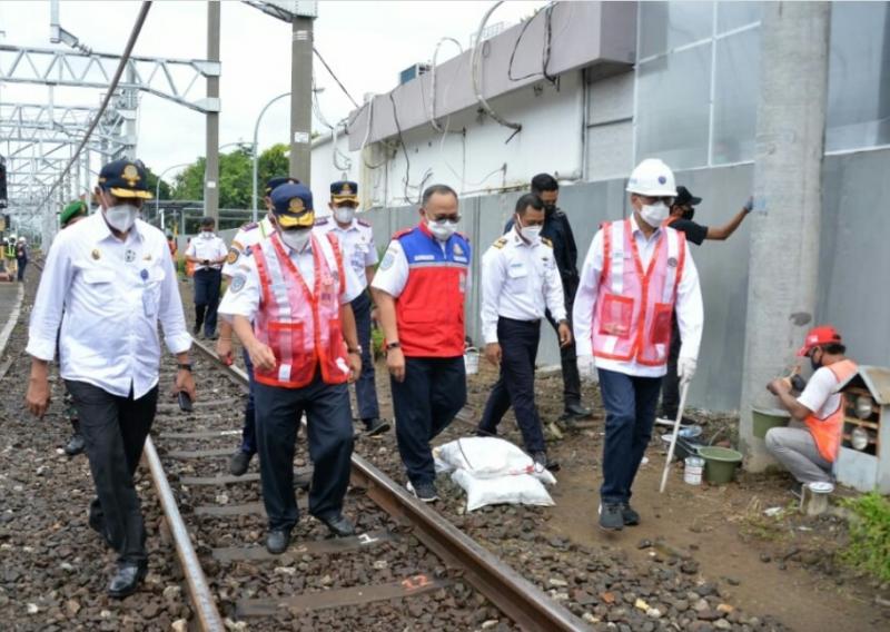 Kemenhub saat meninjau kegiatan padat karya pekerjaan Elektrifikasi Jalur KA Lintas Yogyakarta-Solo di Stasiun Lempuyangan, Yogyakarta, Ahad (14/2/2021).