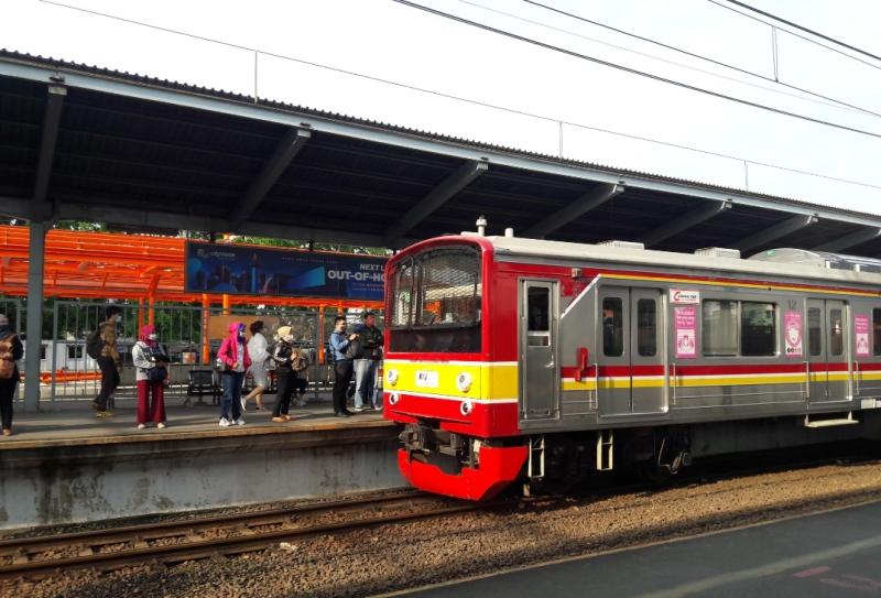 KRL tiba di Stasiun Bekasi.