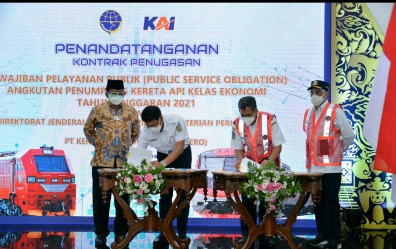 Penandatanganan Kontrak Penyelenggaraan Kewajiban Pelayanan Publik Angkutan Penumpang Kereta Api Kelas Ekonomi oleh Dirjen Perkeretaapian Kemenhub Zulfikri dan Dirut PT KAI Didiek Hartantyo, di Stasiun Tugu Yogyakarta, Ahad (14/2/2021). Disaksikan oleh Menteri Perhubungan Budi Karya Sumadi.