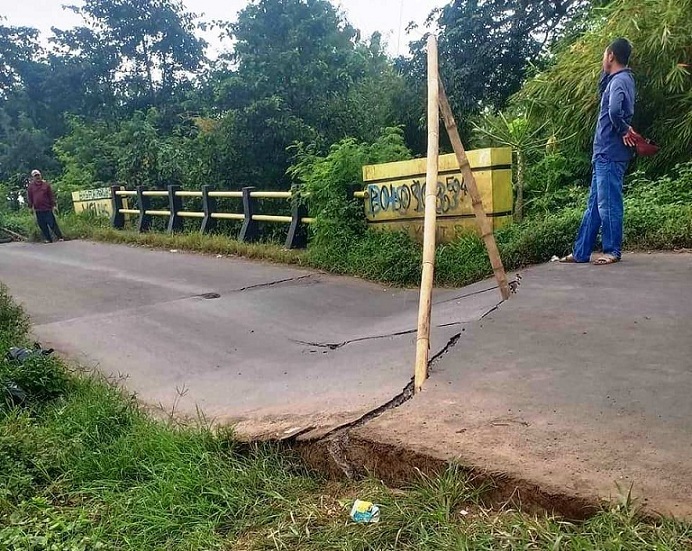 Jembatan menghubungkan Haurgeulis – Gantar ambles sehingga ditutup perintang jalan dari bambu agar tidak dilewati kendaraan roda empat atau lebih. (Ist.)