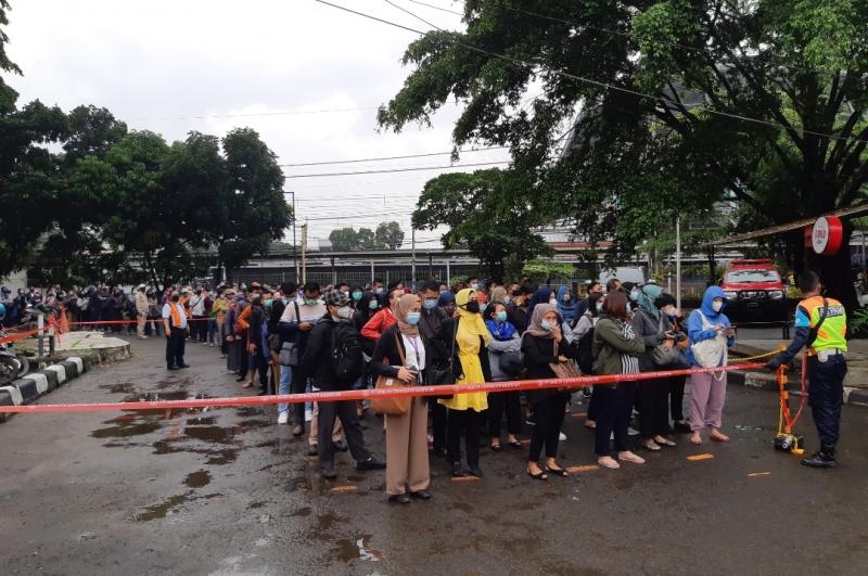 Antrean pengguna KRL di sebalah utara pintu Stasiun Bekasi, Senin (15/2/2021) pagi.