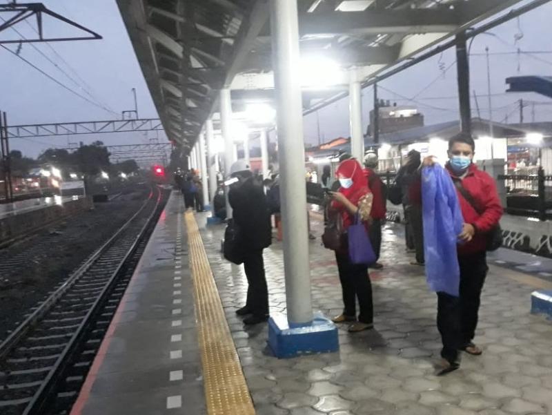 Calon penumpang menanti KRL tiba di Stasiun Tambun. Foto: BeritaTrans.com dan Aksi.id.