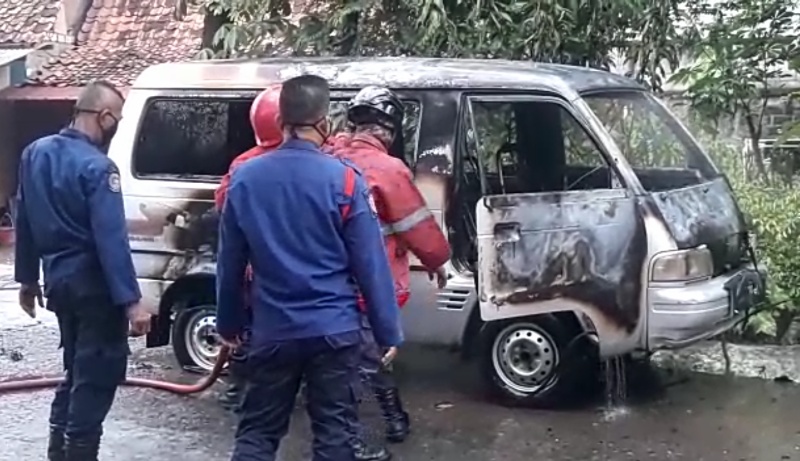 Untungnya, mobil pemadam kebakaran cepat tiba sehingga api segera dapat dilumpuhkan dan kendaraan tidak ludes terbakar. Foto: BeritaTrans.com dan Aksi.id/Bagas