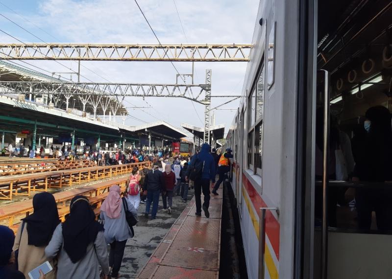 Rangkaian KRL di Stasiun Manggarai.