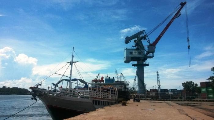 Suasana aktifitas bongkar muat di pelabuhan Pangkalbalam, Pangkalpinang, Kamis (16/6/2016).(ilustrasi)