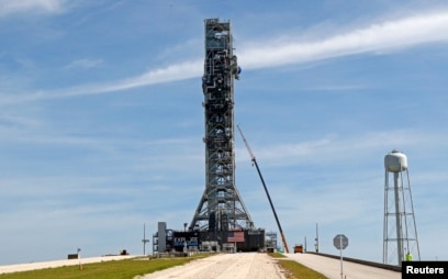 Peluncur Space Launch System di tempat peluncuran Pad 39B untuk pengujian, di Kennedy Space Center, Cape Canaveral, Florida, 1 Juli 2019. (Foto: Reuters)