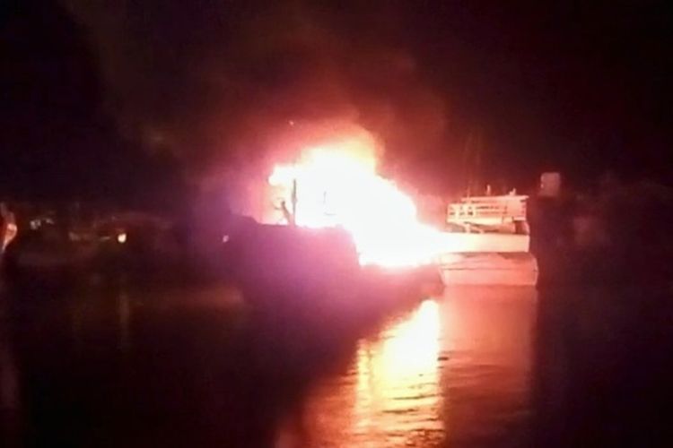 Kapal Motor (KM) Kartika Jaya terbakar usai disambar petir di Pelabuhan Perikan Samudera Cilacap (PPSC), Jawa Tengah, Selasa (16/2/2021) pukul 22.30 WIB. Foto: Kompas.com
