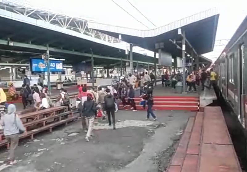 Ratusan penumpang KRL dari Bekasi buru-buru turun di stasiun tersebut. Berlari kecil. Menyusuri jalan dan menyeberangi rel, Kamis (18/2/2021). Foto: BeritaTrans.com/Aksi.id.