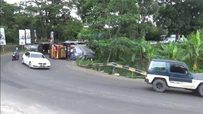 Truk tronton bermuatan kloset yang terguling di Tikungan Cibangkong, Jalan Raya Bandung-Sumedang, Tanjungsari, Kamis (18/2/2021). Foto: Tribunnews.com