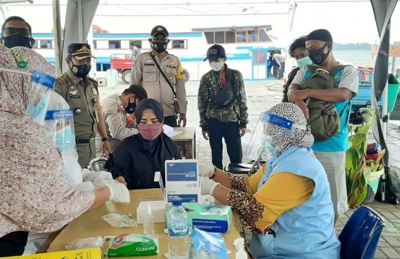 Tim kesehatan dari Polres Kepulauan Seribu, tengah merapid test wisatawan dan ABK di Marina Ancol (foto:humasreskepseribu) 