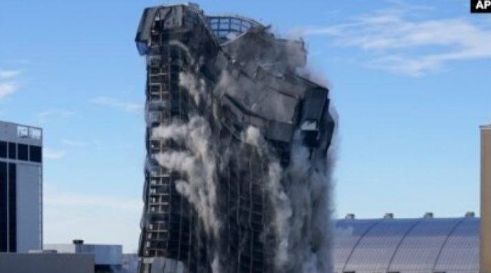 Trump Plaza Casino di Atlantic City, New Jersey, dihancurkan dengan bahan peledak, Rabu (17/2).