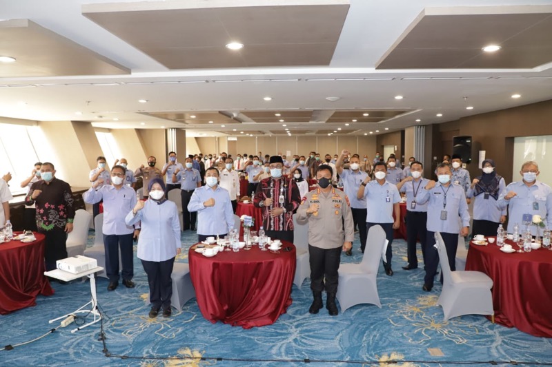 Dalam acara penyerahan hibah tanah tersebut, KKP melalui Antam Novambar turut menyerahkan penghargaan kepada 9 personel Polda Jambi dan Polda Sumatera Selatan yang berjasa dalam penegakan hukum di bidang kelautan dan perikanan khususnya terhadap tindak pidana penyelundupan benih bening lobster (BBL). Foto: Istimewa