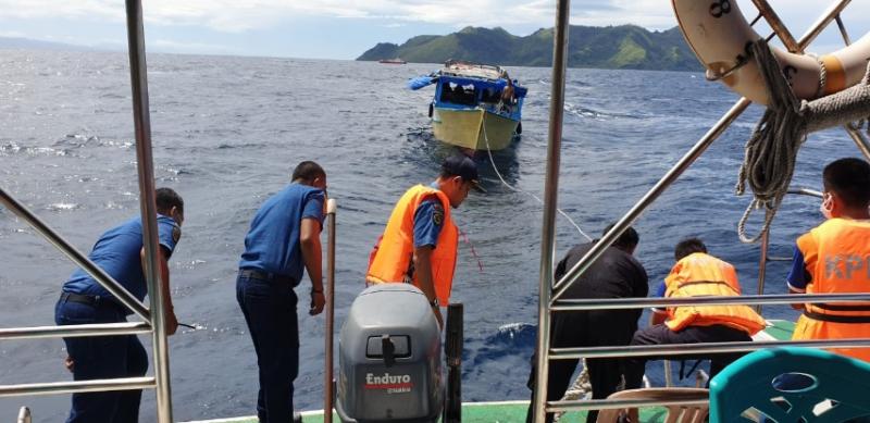 Evakuasi perahu motor mati mesin  di Ternate