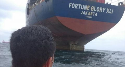 Petugas Basarnas melakukan pengecekan terhadap Kapal Fortune Glory XLI, Rabu (17/2/2021). [Ist]