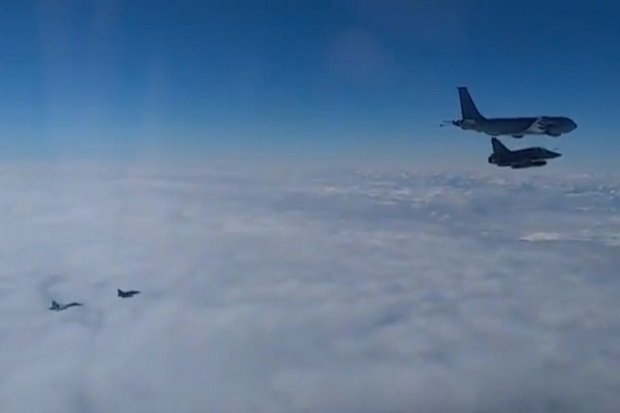 Sebuah jet tempur Su-27 Rusia mengawal trio pesawat militer Prancis di atas Laut Hitam untuk menjauh dari wilayah udara Rusia, Rabu (17/2/2021). Foto/Screenshot video Kementerian Pertahanan Rusia