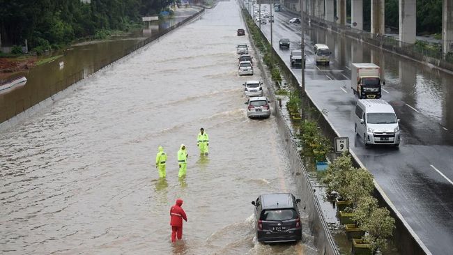 Banjir menutup sejumlah ruas tol di terowongan Cikunir yang mengarah ke Jatiasih dan Pondok Indah, serta terowongan Cawang.