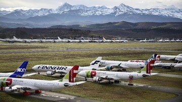Di lereng Pegunungan Pyrenees yang tertutup salju, pemandangan lusinan pesawat yang berbaris terlihat seperti mainan dalam rak. (AFP/LIONEL BONAVENTURE)