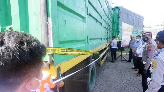 Petugas gabungan mengukur bak kendaraan truk kontainer yang diduga over dimensi di Tulungagung, Jawa Timur, Kamis (18/2/2021). Foto: Antara/Destyan Sujarwoko