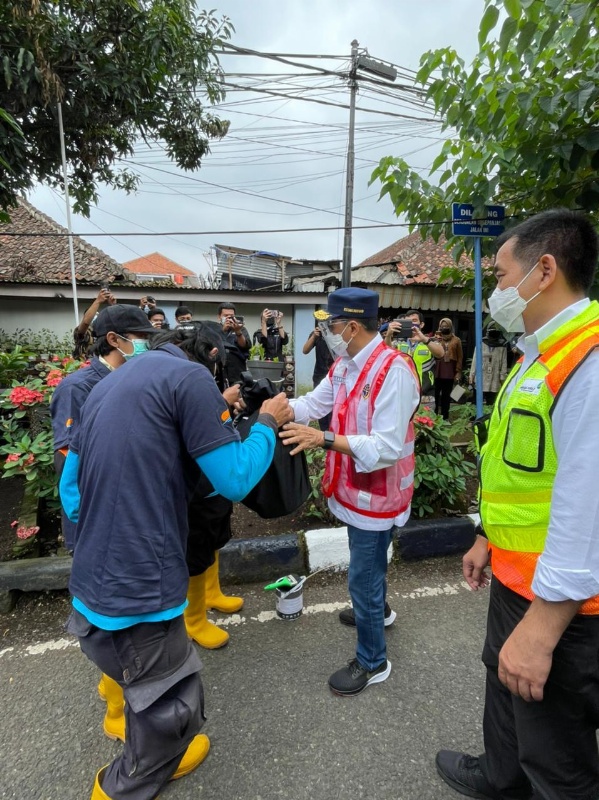 Menhub menyaksikan program Padat Karya di Bandara Husein Sastranegara, Bandung, Jumat (19/2/2021) (AP II)