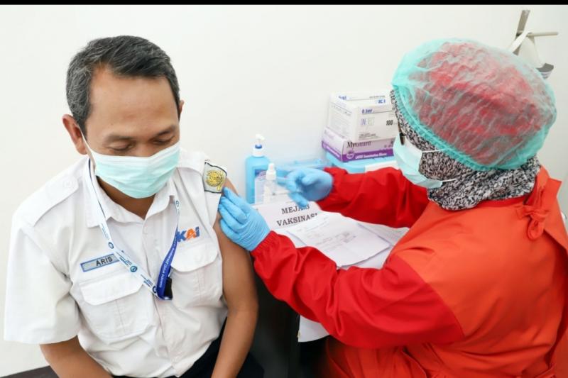 Pegawai PT KAI melakukan vaksinasi covid-19.(Istimewa) 