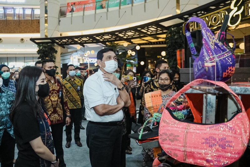 Menko Marves Luhut Binsar Pandjaitan dan Wamenparekraf Angela tinjau Danau Toba Fair di Mal Serpong, Jumat (19/2/2021)