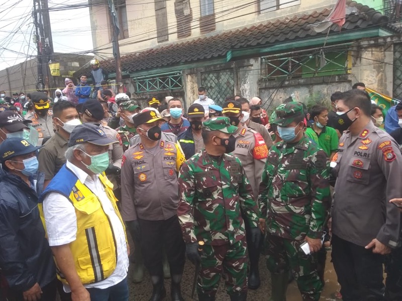 Didepan Perumahan PGP, Menteri PUPR, Kapolda Metro Jaya dan Pangdam Jaya melihat kondisi genangan air yang sudah mencapai 1meter lebih dan evakuasi warga yang masih terjebak di rumah. Foto: Istimewa