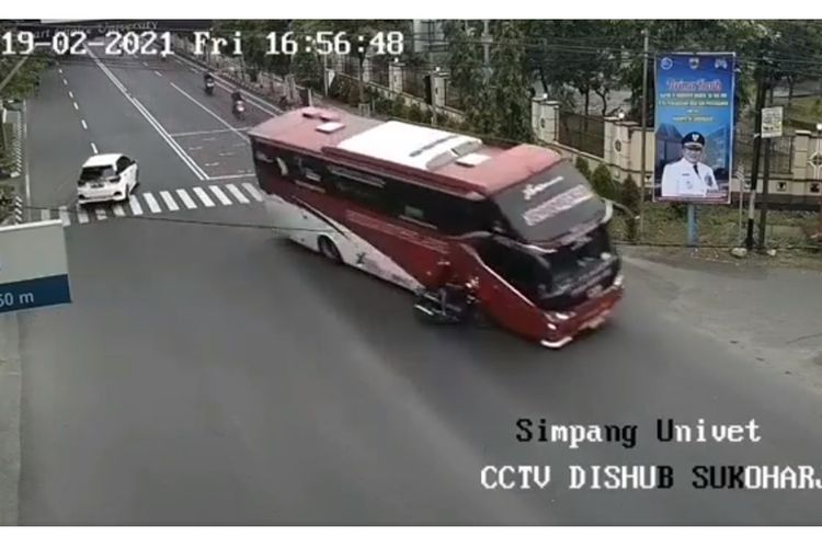 Tangkapan layar video viral yang menampilkan kejadian kecelakaan lalu lintas melibatkan bus dan sepeda motor di Sukoharjo, Jawa Tenga, Jumat (19/2/2021). Foto: Kompas.com