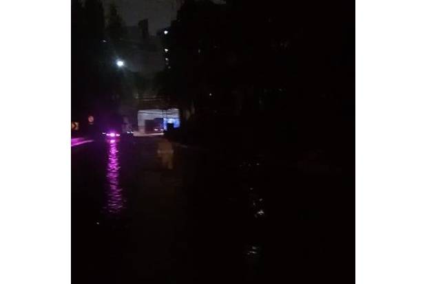 Kolong Tol Cawang, Jakarta Timur, terendam banjir hingga tak bisa dilintasi kendaraan.Foto/Istimewa/@TMCPoldaMetro