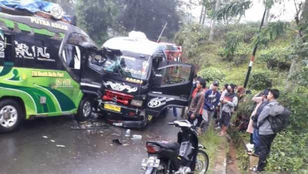 Dua kendaraan angkutan umum jenis elf tabrakan di kawasan kebun teh Kecamatan Pamulihan, Kabupaten Garut, Jawa Barat, Minggu (21/2/2021). Foto: Beritasatu.com