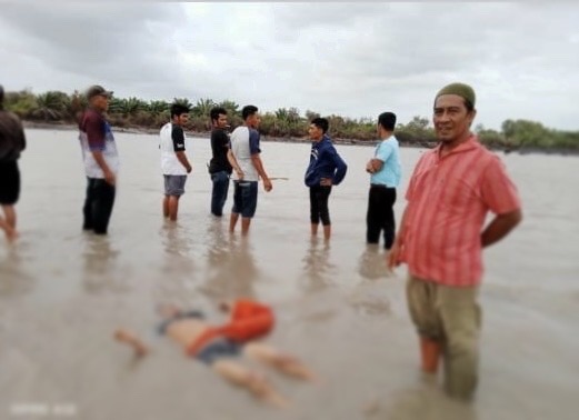 Korban yang meninggal akibat tenggelamnya kapal bermuatan pasir di perairan Sepahat, Bengkalis, Jumat malam (19/2/2021). Foto: GoRiau.com