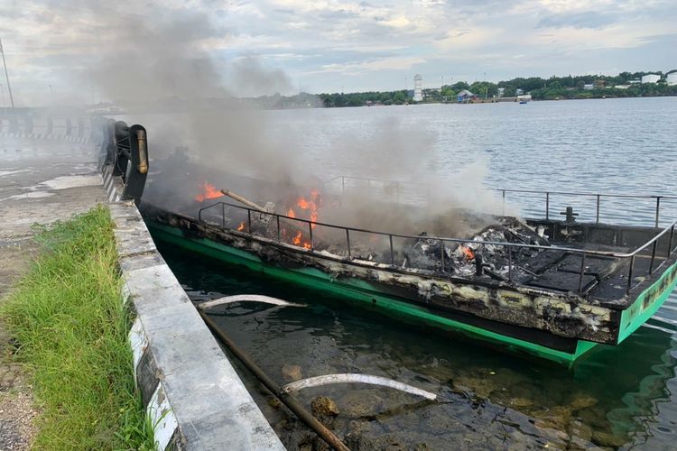 Tampak Kapal Motor Jaya Samudera 73 GT 20 dengan nomor 519/Be ludes terbakar di area Dermaga Feri Kanatang, Kecamatan Kanatang, Kabupaten Sumba Timur, Nusa Tenggara Timur (NTT), Jumat (19/2/2021) sore. Foto: Kompas.com