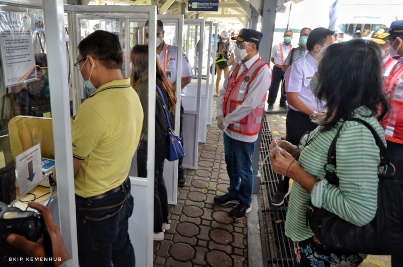 Menhub saat tinjau pelaksanaan GeNose di Stasiun Bandung (ilustrasi)