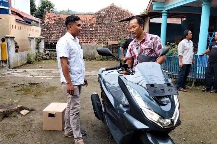Warga Desa Kawungsari, Cibeureum, Kuningan, Jawa Barat membeli Honda PCX hasil ganti untuk proyek Waduk Kuningan (Tribuncirebon.com/Ahmad Ripai)