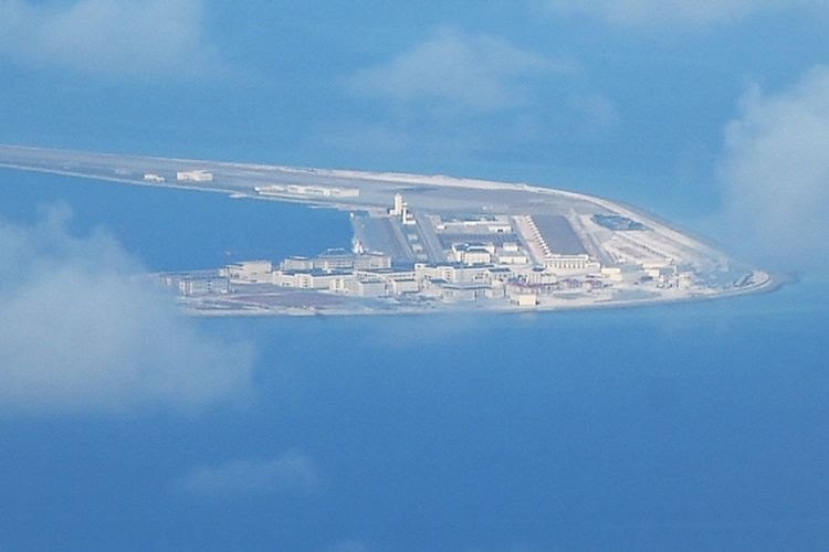 Foto udara daratan buatan China, Karang Subi di Kepulauan Spratly di Laut Cina Selatan. AS menyebut Beijing akan membangun tujuh pangkalan militer di jalur laut yang disengketakan.(AFP/TED ALJIBE)