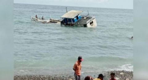 Kapal angkut 400 ton garam tenggelam di perairan Mantau Desa Nanga Wera, Kecamatan Wera, Bima, Nusa Tenggara Barat sekitar pukul 10.05 WITA, Sabtu (20/2/2021). (Beritabali)