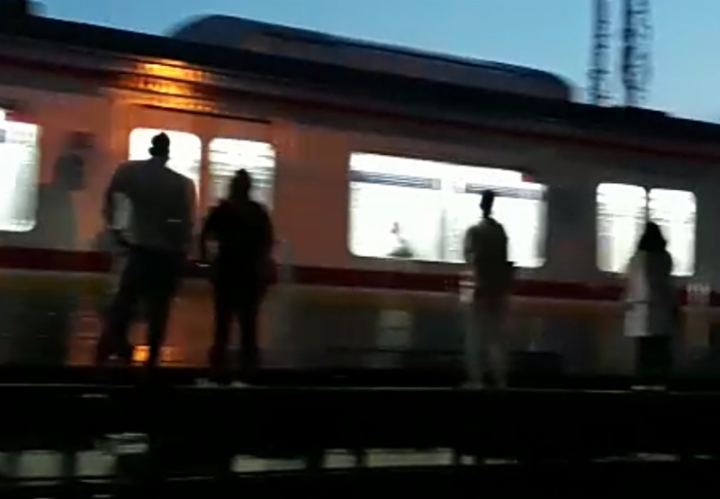 Calon penumpang telah berdiri dalam gelap ketika KRL tiba di Stasiun Tambun, Senin (22/2/2021). Foto: BeritaTrans.com dan Aksi.id