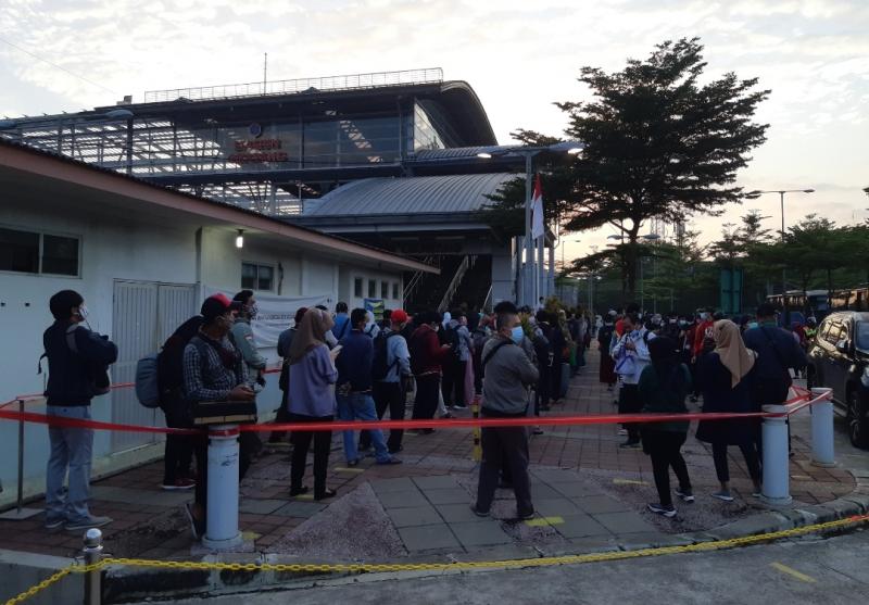 Antrean calon pengguna KRL di Stasiun Cikarang, Senin (22/2/2021) pagi.